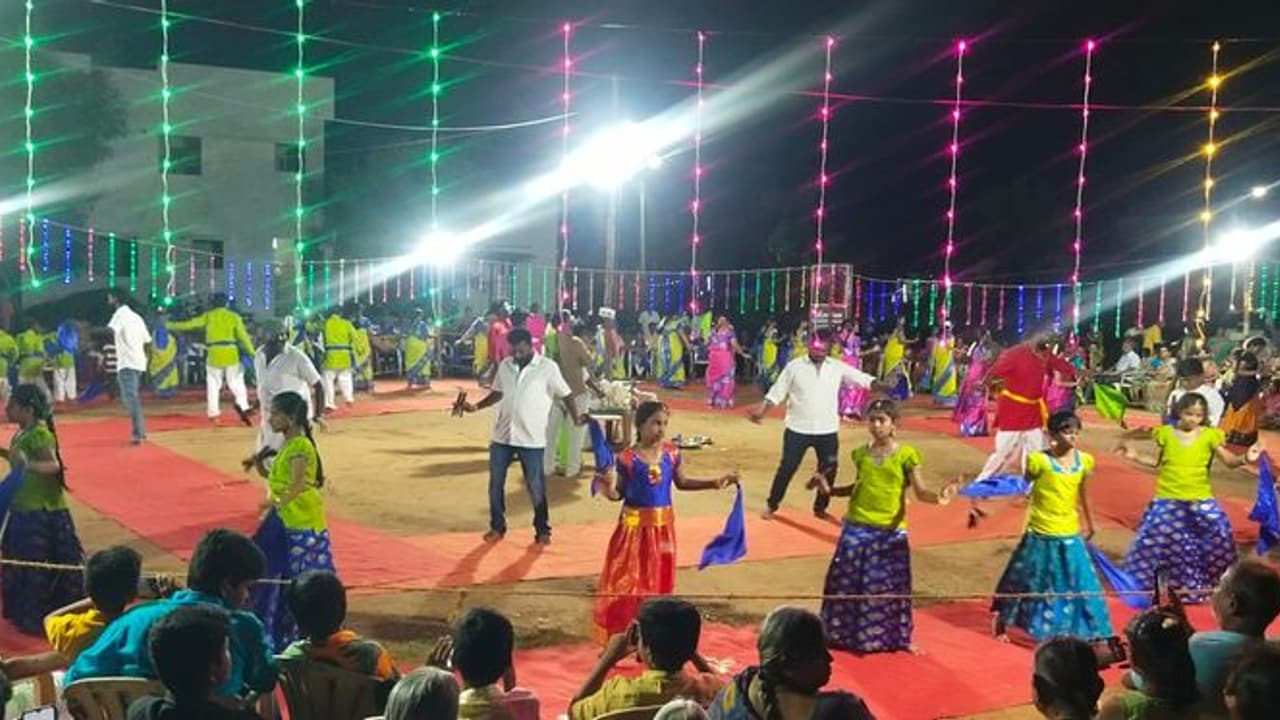 கோவில் திருவிழாவில் ஒயிலாட்ட அரங்கேற்ற விழா... சிறுமிகள் முதல் வயதானோர் வரை ஆடி அசத்தல்!!