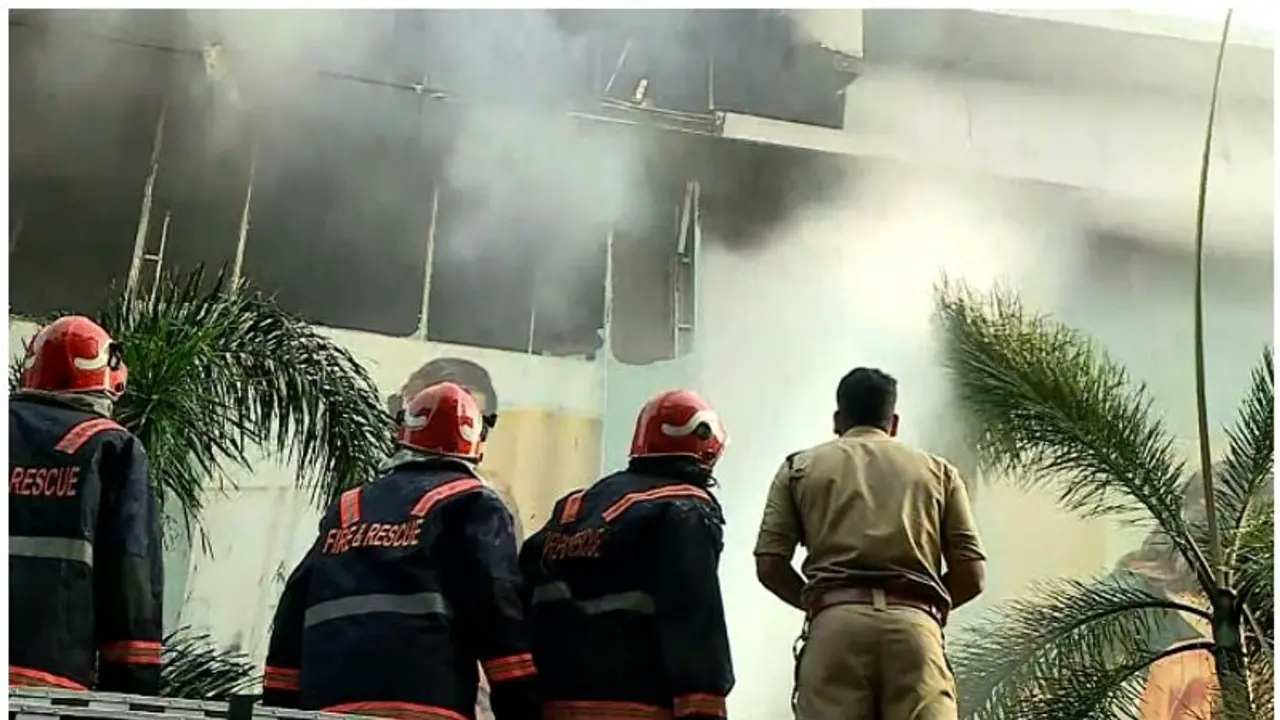 ജയലക്ഷ്മി സിൽക്സിലെ തീപിടുത്തം: കാരണങ്ങൾ ചൂണ്ടിക്കാട്ടി അഗ്നിശമന സേന റിപ്പോർട്ട് നൽകി ജയലക്ഷ്മി സിൽക്സിലെ തീപിടുത്തം: കാരണങ്ങൾ ചൂണ്ടിക്കാട്ടി അഗ്നിശമന സേന റിപ്പോർട്ട് നൽകി