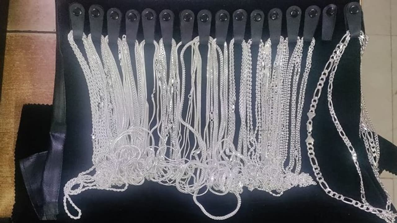 ಬೆಂಗಳೂರು: ದಾಖಲೆಗಳಿಲ್ಲದೆ ಸಾಗಿಸುತ್ತಿದ್ದ 18.16 ಕೇಜಿ ಬೆಳ್ಳಿ ವಸ್ತು ಜಪ್ತಿ ಬೆಂಗಳೂರು: ದಾಖಲೆಗಳಿಲ್ಲದೆ ಸಾಗಿಸುತ್ತಿದ್ದ 18.16 ಕೇಜಿ ಬೆಳ್ಳಿ ವಸ್ತು ಜಪ್ತಿ