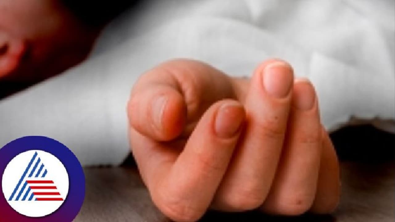 తల్లే పేగు బంధాన్ని మార్చింది. ఇద్దరు కొడుకుల తలలు నరికింది.. ఎందుకంటే..? తల్లే పేగు బంధాన్ని మార్చింది. ఇద్దరు కొడుకుల తలలు నరికింది.. ఎందుకంటే..?