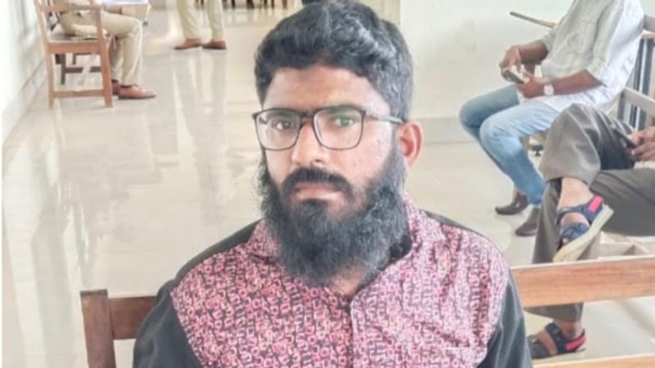 അച്ഛനെയും അമ്മയുടെ സഹോദരിയെയും കൊലപ്പെടുത്തി, അമ്മയെ ഗുരുതരമായി പരിക്കേൽപ്പിച്ചു; പ്രതിക്ക് ഇരട്ട ജീവപര്യന്തം അച്ഛനെയും അമ്മയുടെ സഹോദരിയെയും കൊലപ്പെടുത്തി, അമ്മയെ ഗുരുതരമായി പരിക്കേൽപ്പിച്ചു; പ്രതിക്ക് ഇരട്ട ജീവപര്യന്തം