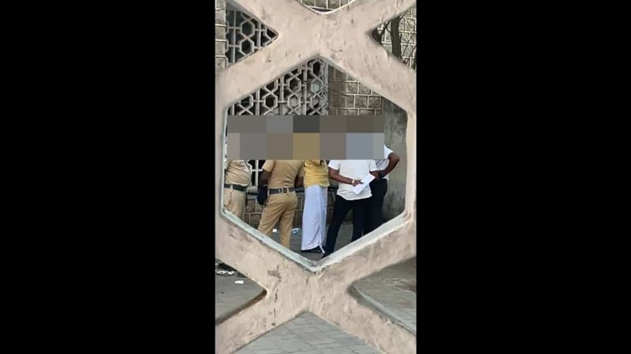 சிறை கைதிகளுக்கு செல்போனை வாடகைக்கு விட்டு கல்லா கட்டும் காவல் அதிகாரிகள்