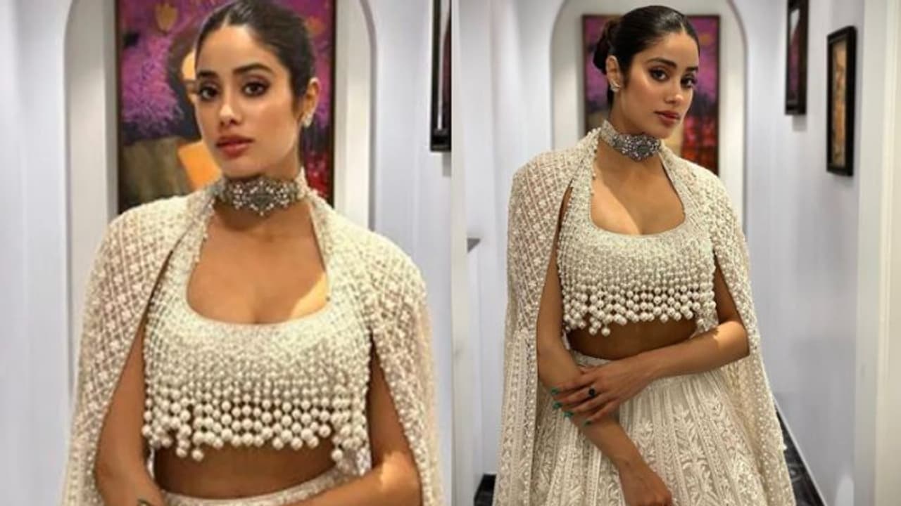 മുത്തുകള് പതിപ്പിച്ച വെള്ള ലെഹങ്കയില് തിളങ്ങി ജാന്വി കപൂര്; ചിത്രങ്ങള് വൈറല് മുത്തുകള് പതിപ്പിച്ച വെള്ള ലെഹങ്കയില് തിളങ്ങി ജാന്വി കപൂര്; ചിത്രങ്ങള് വൈറല്