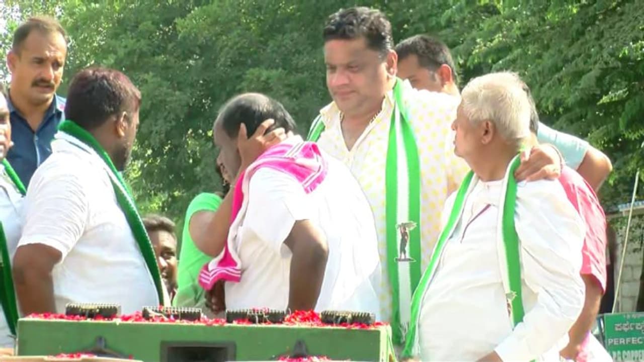 ಬೆಂಗಳೂರಿನ ನಡುರಸ್ತೆಯಲ್ಲೇ ಮಹಿಳೆಯಿಂದ ಕುಮಾರಣ್ಣನಿಗೆ ಕಿಸ್..! ಬೆಂಗಳೂರಿನ ನಡುರಸ್ತೆಯಲ್ಲೇ ಮಹಿಳೆಯಿಂದ ಕುಮಾರಣ್ಣನಿಗೆ ಕಿಸ್..!