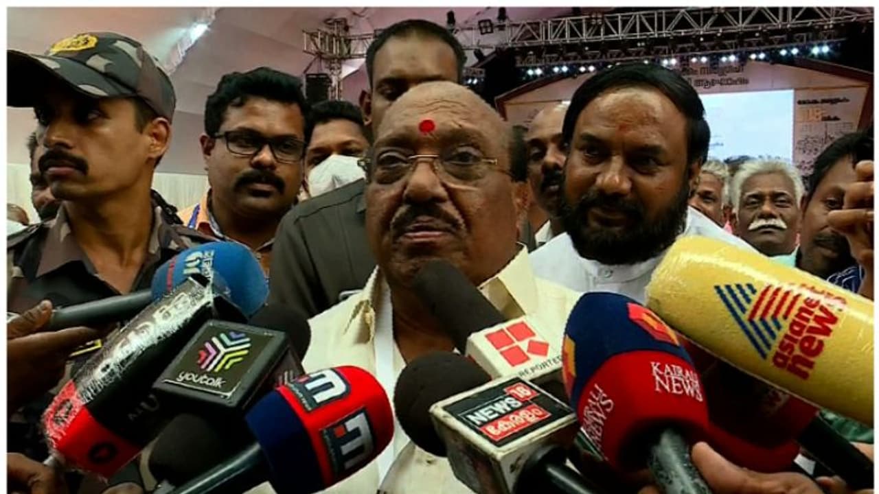 എൻഎസ്എസ് നേതൃത്വത്തിലിരിക്കുന്നത് പിന്തിരിപ്പന്മാർ, മാടമ്പിത്തരം കാണിക്കുന്നു: വെള്ളാപ്പള്ളി എൻഎസ്എസ് നേതൃത്വത്തിലിരിക്കുന്നത് പിന്തിരിപ്പന്മാർ, മാടമ്പിത്തരം കാണിക്കുന്നു: വെള്ളാപ്പള്ളി