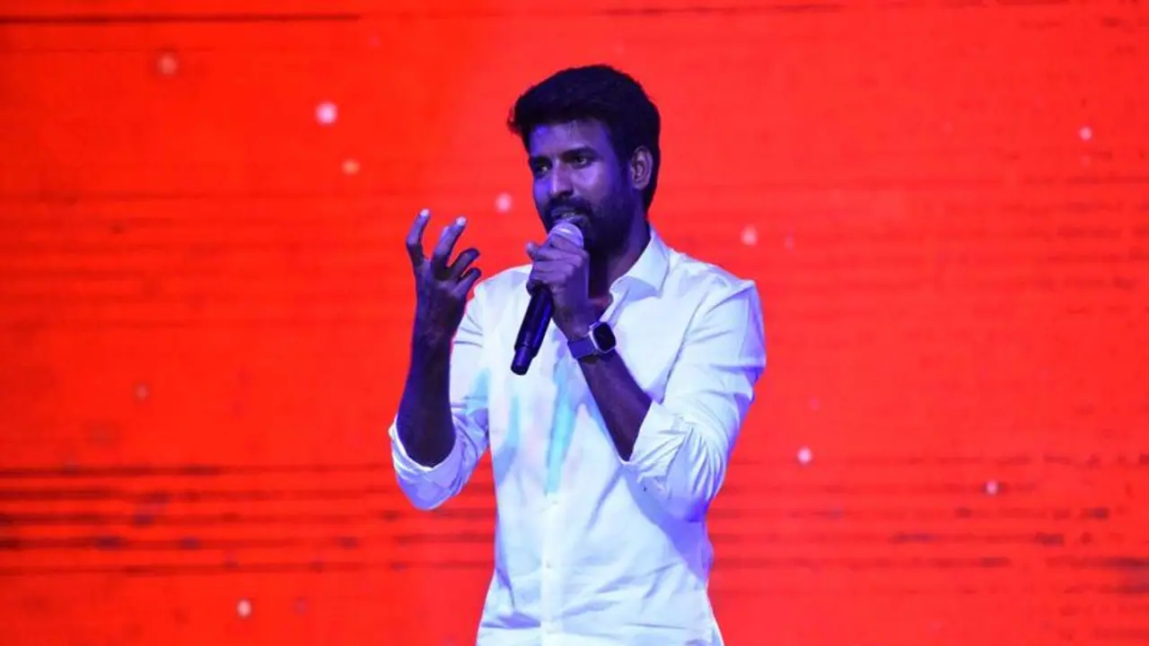 தனது 45 ஆண்டு அனுபவத்தில் இதுவே முதல் முறை.! இளையராஜா சொன்ன வார்த்தை? பூரித்து போய் கையெடுத்து கும்பிட்ட சூரி! தனது 45 ஆண்டு அனுபவத்தில் இதுவே முதல் முறை.! இளையராஜா சொன்ன வார்த்தை? பூரித்து போய் கையெடுத்து கும்பிட்ட சூரி!