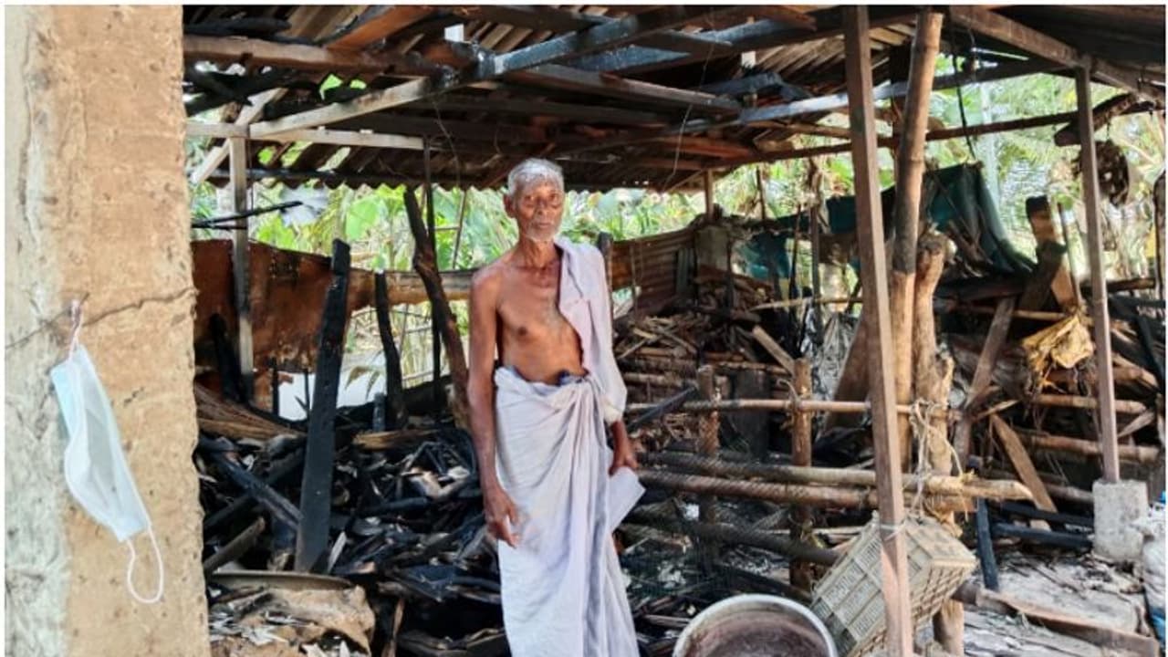 ആട്ടിന് കൂടിന് രാത്രിയിൽ അപ്രതീക്ഷിതമായി തീ പിടിച്ചു, കത്തിനശിച്ചു; രക്ഷിക്കാൻ കയറിയ കർഷകന് പരിക്ക് ആട്ടിന് കൂടിന് രാത്രിയിൽ അപ്രതീക്ഷിതമായി തീ പിടിച്ചു, കത്തിനശിച്ചു; രക്ഷിക്കാൻ കയറിയ കർഷകന് പരിക്ക്