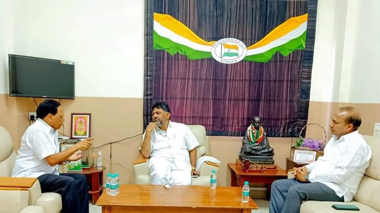 ಶಿವಮೊಗ್ಗ: ಡಿಕೆಶಿ ಎದುರೇ ದೋಸ್ತಿಗೆ ಜೈ ಎಂದ ರತ್ನಾಕರ್, ಆರ್ಎಂ ಮಂಜುನಾಥಗೌಡ! ಶಿವಮೊಗ್ಗ: ಡಿಕೆಶಿ ಎದುರೇ ದೋಸ್ತಿಗೆ ಜೈ ಎಂದ ರತ್ನಾಕರ್, ಆರ್ಎಂ ಮಂಜುನಾಥಗೌಡ!