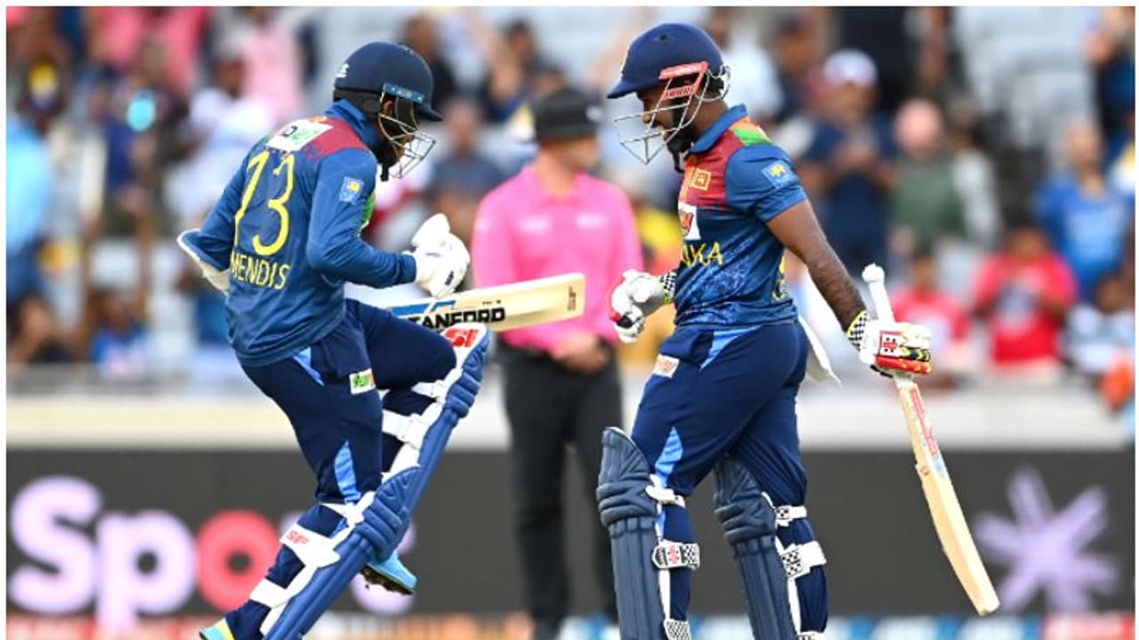 ഐപിഎല്ലിനിടെ ആവേശമേറ്റി ഒരു വമ്പൻ സൂപ്പർഓവ‍ർ പോര്; പൊരുതി ലങ്കയും ന്യൂസിലൻ‍ഡും, കിവികളെ തളച്ച് അസ്സ'ലങ്ക' 