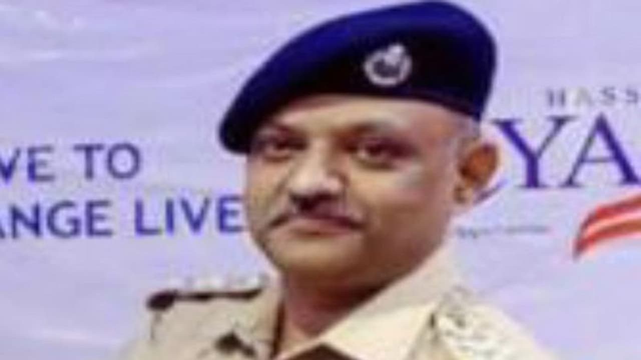 ಹಾಸನ: ರೇವಣ್ಣ ಆರೋಪಕ್ಕೆ ಬೇಸತ್ತು ಸ್ವಯಂ ವರ್ಗಾವಣೆ ಕೋರಿದ ಡಿವೈಎಸ್ಪಿ ಉದಯ್ ಭಾಸ್ಕರ್ ಹಾಸನ: ರೇವಣ್ಣ ಆರೋಪಕ್ಕೆ ಬೇಸತ್ತು ಸ್ವಯಂ ವರ್ಗಾವಣೆ ಕೋರಿದ ಡಿವೈಎಸ್ಪಿ ಉದಯ್ ಭಾಸ್ಕರ್