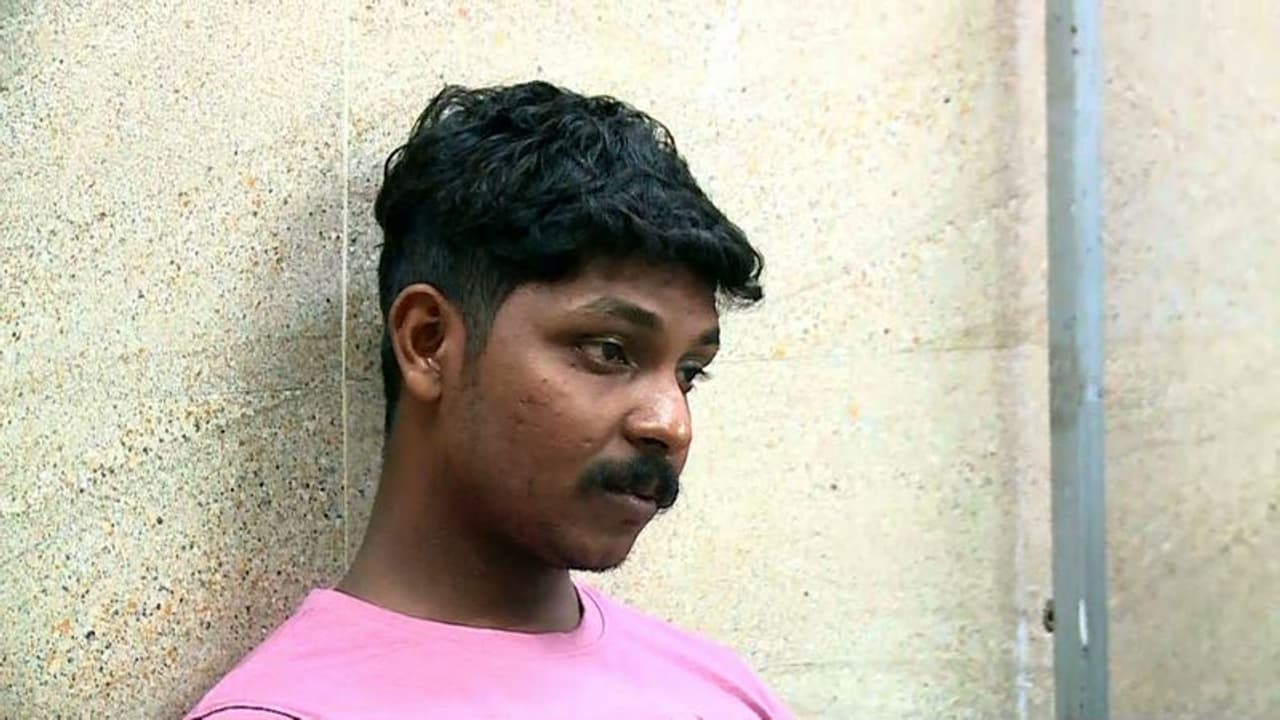 നട്ടുച്ചയ്ക്ക് തണലത്തിരുന്ന യുവാവിന് പൊലീസിന്റെ മർദ്ദനം; കൊച്ചി നോർത്ത് എസ്എച്ച്ഒക്കെതിരെ പരാതി നട്ടുച്ചയ്ക്ക് തണലത്തിരുന്ന യുവാവിന് പൊലീസിന്റെ മർദ്ദനം; കൊച്ചി നോർത്ത് എസ്എച്ച്ഒക്കെതിരെ പരാതി