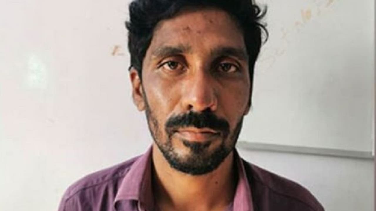 ಮದುವೆಯಾಗಿದ್ರೂ ಅಪ್ರಾಪ್ತೆ ವಿದ್ಯಾರ್ಥಿನಿಗೆ ತಾಳಿ ಕಟ್ಟಿದ ಟೀಚರ್: ಕಾಮುಕ ಶಿಕ್ಷಕನ ಬಂಧನ ಮದುವೆಯಾಗಿದ್ರೂ ಅಪ್ರಾಪ್ತೆ ವಿದ್ಯಾರ್ಥಿನಿಗೆ ತಾಳಿ ಕಟ್ಟಿದ ಟೀಚರ್: ಕಾಮುಕ ಶಿಕ್ಷಕನ ಬಂಧನ