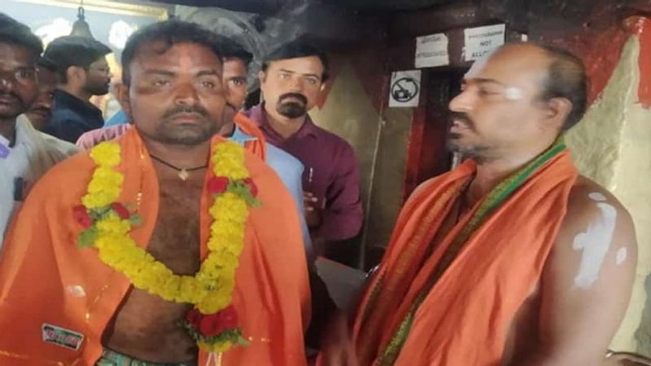 ಗಂಗಾವತಿ: 105 ಕೆಜಿ ತೂಕದ ಚೀಲ ಹೊತ್ತು ಅಂಜನಾದ್ರಿ ಬೆಟ್ಟ ಏರಿದ ಯವಕ..!