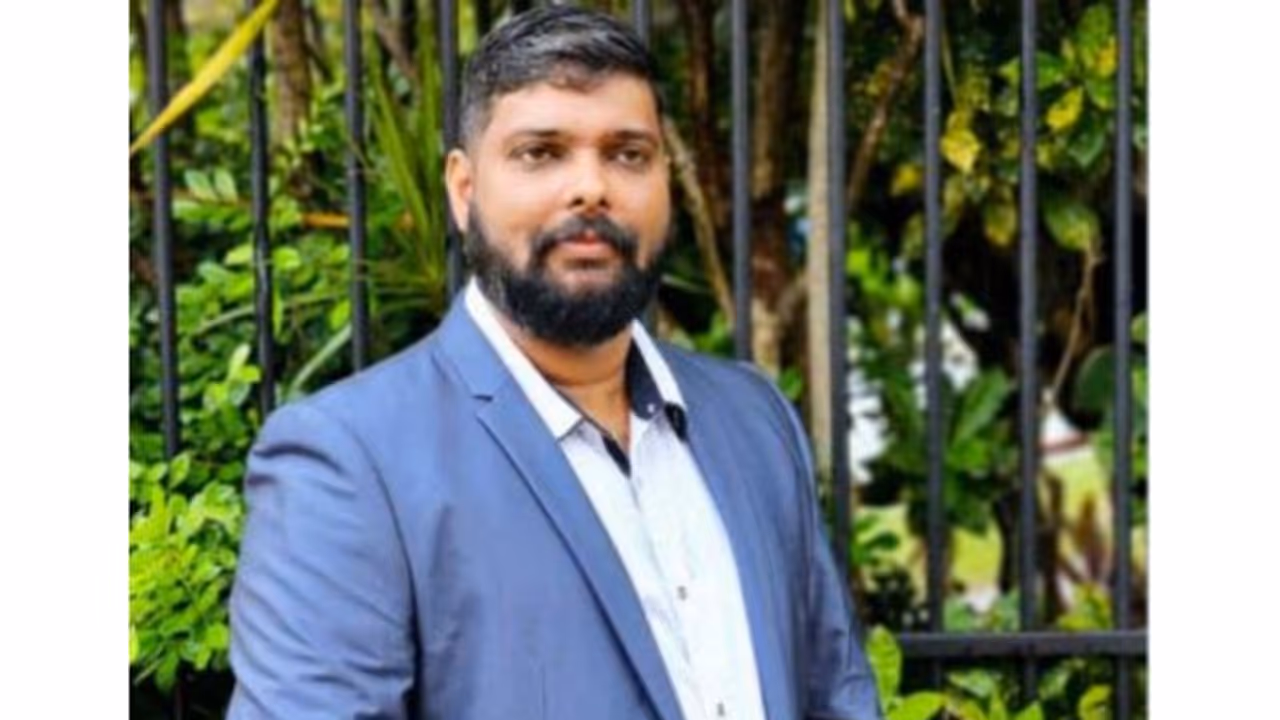 ഒരാഴ്ചത്തെ അവധിക്ക് നാട്ടിലെത്തി മടങ്ങുന്നതിനിടെ വിമാനത്താവളത്തില് വെച്ച് ഹൃദയാഘാതം; മലയാളി യുവാവ് മരിച്ചു ഒരാഴ്ചത്തെ അവധിക്ക് നാട്ടിലെത്തി മടങ്ങുന്നതിനിടെ വിമാനത്താവളത്തില് വെച്ച് ഹൃദയാഘാതം; മലയാളി യുവാവ് മരിച്ചു