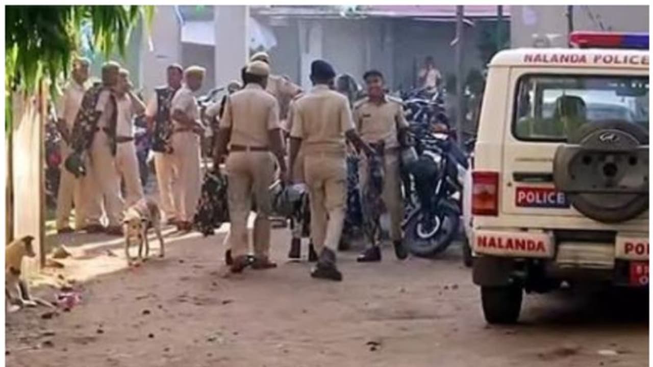 രാമനവമി ആഘോഷത്തിന് പിന്നാലെ സംഘർഷം; ബിഹാറില് ഒരാള് കൊല്ലപ്പെട്ടു;ബോംബ് സ്ഫോടനത്തിൽ കേന്ദ്രം റിപ്പോർട്ട് തേടി രാമനവമി ആഘോഷത്തിന് പിന്നാലെ സംഘർഷം; ബിഹാറില് ഒരാള് കൊല്ലപ്പെട്ടു;ബോംബ് സ്ഫോടനത്തിൽ കേന്ദ്രം റിപ്പോർട്ട് തേടി