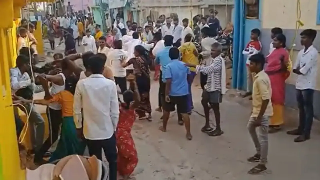 ಕಾಂಗ್ರೆಸ್ ಜೆಡಿಎಸ್ ಬೆಂಬಲಿಗರ ನಡುವೆ ಮಾರಾಮಾರಿ: ದೊಣ್ಣೆ, ಕಲ್ಲುಗಳಿಂದ ಹಲ್ಲೆ ಕಾಂಗ್ರೆಸ್ ಜೆಡಿಎಸ್ ಬೆಂಬಲಿಗರ ನಡುವೆ ಮಾರಾಮಾರಿ: ದೊಣ್ಣೆ, ಕಲ್ಲುಗಳಿಂದ ಹಲ್ಲೆ