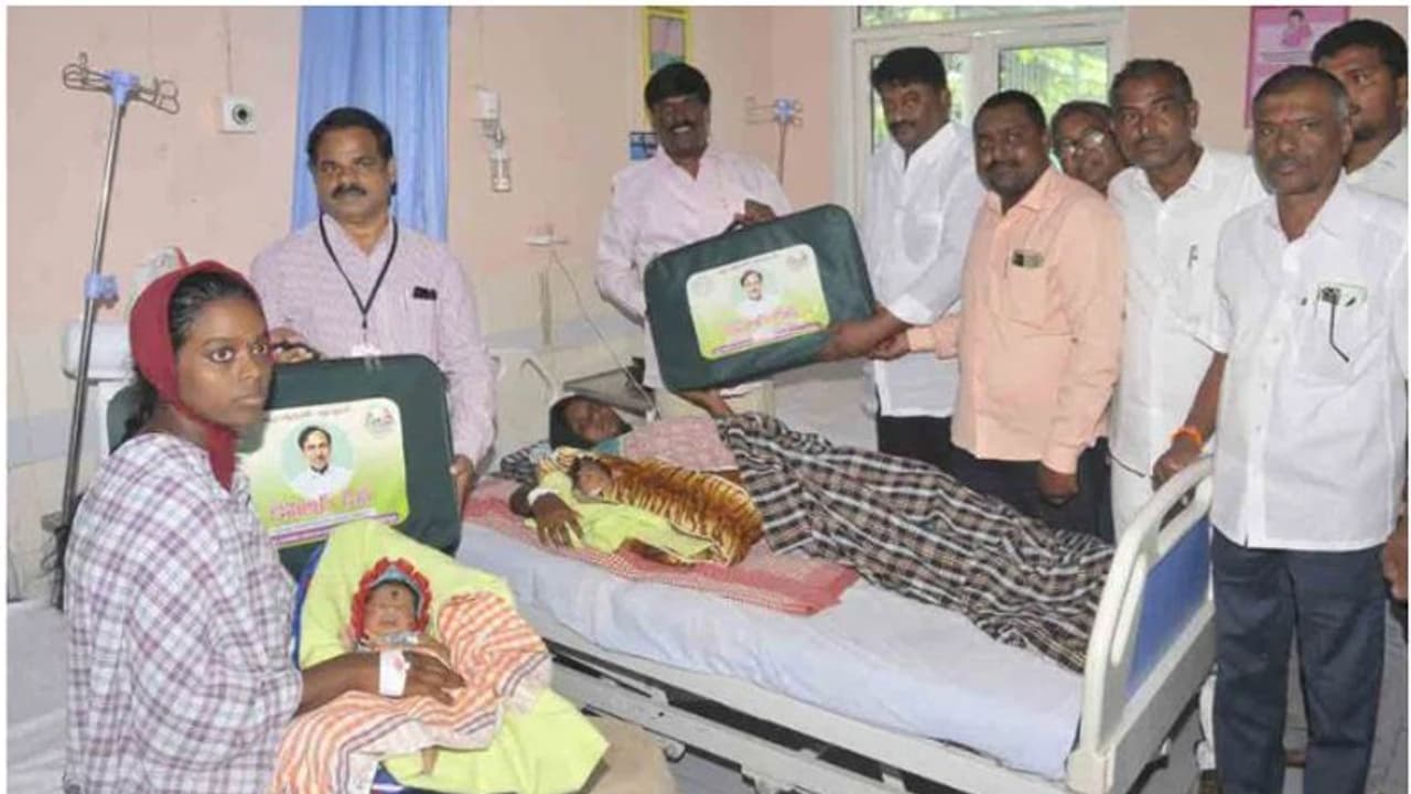 വിവാഹം ഒരേ ദിവസം, രണ്ട് ആൺകുഞ്ഞുങ്ങൾക്ക് ജന്മം നൽകിയതും ഒരേ ദിവസം; അപൂർവമീ ഇരട്ടകൾ വിവാഹം ഒരേ ദിവസം, രണ്ട് ആൺകുഞ്ഞുങ്ങൾക്ക് ജന്മം നൽകിയതും ഒരേ ദിവസം; അപൂർവമീ ഇരട്ടകൾ