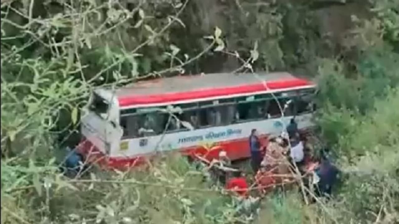 ಕಂದಕಕ್ಕೆ ಉರುಳಿದ ಬಸ್: ಇಬ್ಬರು ಬಾಲಕಿಯರು ಸಾವು, 20ಕ್ಕೂ ಹೆಚ್ಚು ಜನರಿಗೆ ಗಾಯ