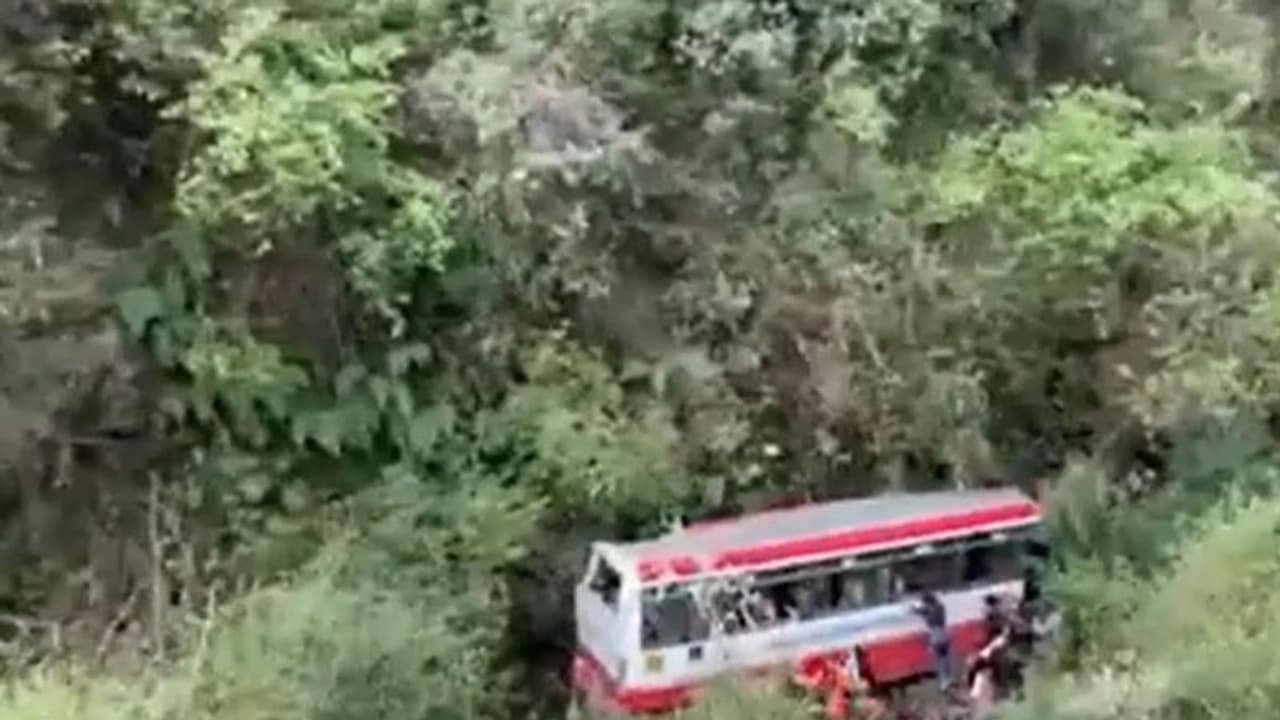 లోయ‌లో ప‌డిన బ‌స్సు: 22 మందికి తీవ్ర గాయాలు, కొన‌సాగుతున్న స‌హాయక చ‌ర్య‌లు 