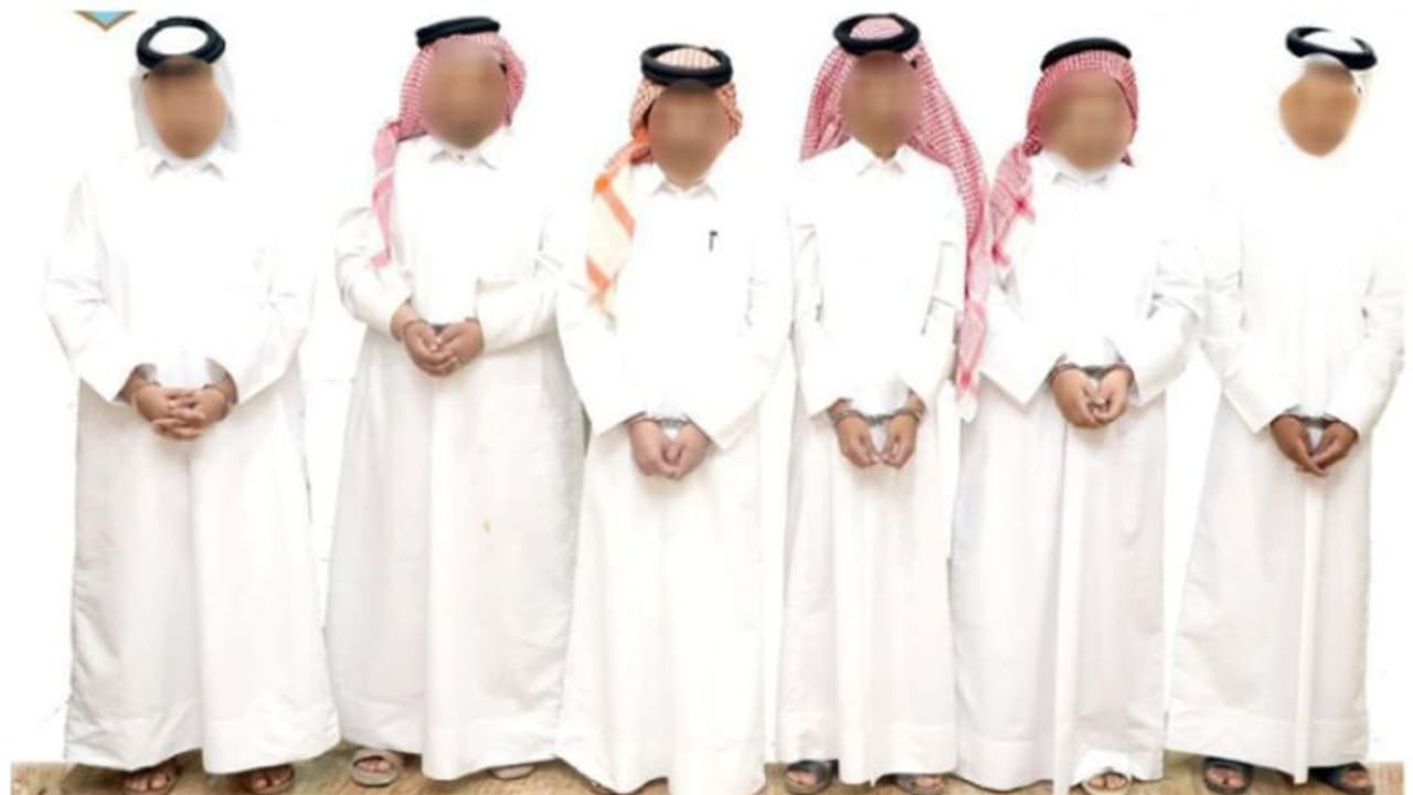 മരുഭൂമിയില് പ്രവാസിയെ ഉപദ്രവിക്കുന്ന വീഡിയോ ക്ലിപ്പ് സോഷ്യല് മീഡിയയില്; സ്വദേശി യുവാക്കള് അറസ്റ്റില് മരുഭൂമിയില് പ്രവാസിയെ ഉപദ്രവിക്കുന്ന വീഡിയോ ക്ലിപ്പ് സോഷ്യല് മീഡിയയില്; സ്വദേശി യുവാക്കള് അറസ്റ്റില്