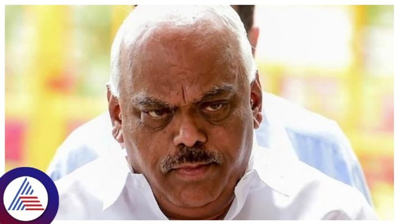 ಸಿದ್ದರಾಮಯ್ಯರನ್ನ ಮೂಲೆ ಗುಂಪು ಮಾಡಲು ಕಾಂಗ್ರೆಸ್ ನಲ್ಲಿ ನಡೆದಿದ್ಯಾ ಹುನ್ನಾರ? ಸಿದ್ದರಾಮಯ್ಯರನ್ನ ಮೂಲೆ ಗುಂಪು ಮಾಡಲು ಕಾಂಗ್ರೆಸ್ ನಲ್ಲಿ ನಡೆದಿದ್ಯಾ ಹುನ್ನಾರ?