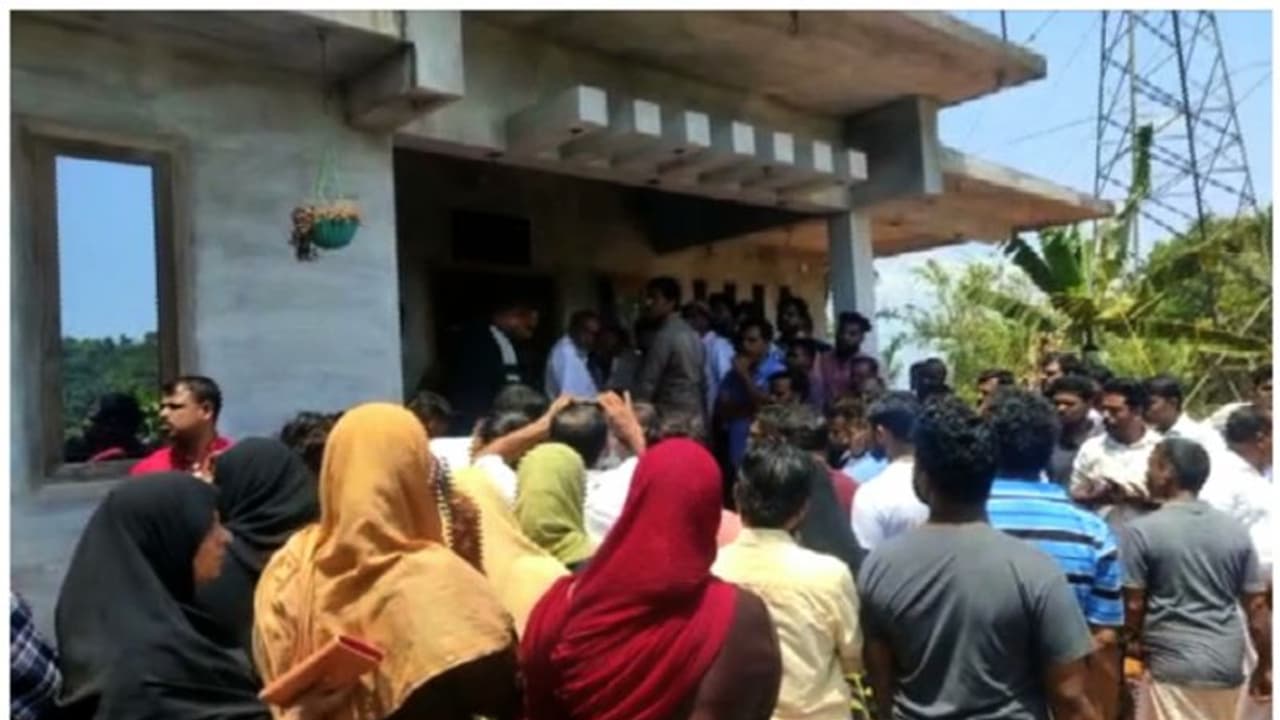 ഭർതൃവീടിന്റെ ടെറസിൽ യുവതി മരിച്ച നിലയിൽ; ദുരൂഹത ആരോപിച്ച് കുടുംബം; അന്വേഷണം ഭർതൃവീടിന്റെ ടെറസിൽ യുവതി മരിച്ച നിലയിൽ; ദുരൂഹത ആരോപിച്ച് കുടുംബം; അന്വേഷണം