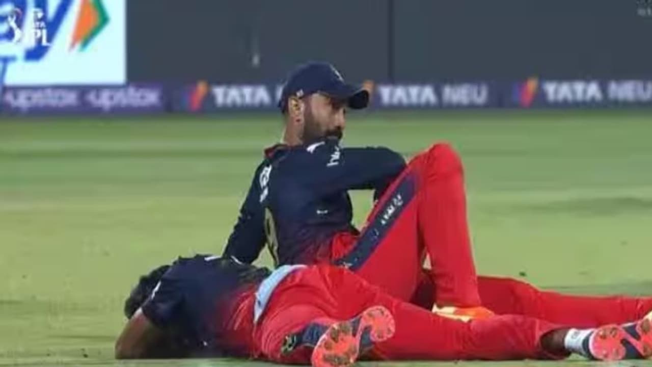 IPL 2023: ரோகித் சர்மாவின் கேட்சை பிடிக்க போய் மோதிக் கொண்ட தினேஷ் கார்த்திக், முகமது சிராஜ்!