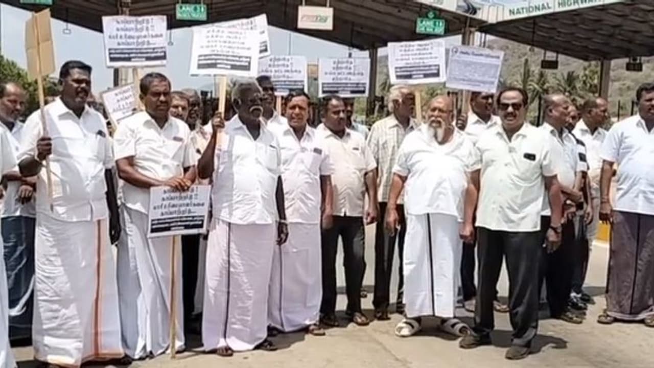 சுங்க கட்டண உயர்வுக்கு கண்டனம்... லாரி உரிமையாளர்கள் சங்கம் ஆர்ப்பாட்டம்!! சுங்க கட்டண உயர்வுக்கு கண்டனம்... லாரி உரிமையாளர்கள் சங்கம் ஆர்ப்பாட்டம்!!