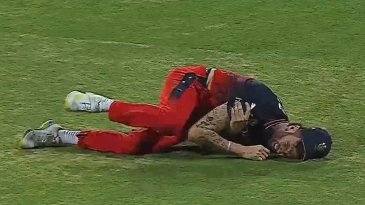 IPL 2023 RCB: தோள்பட்டையை பிடித்துக் கொண்டு வெளியேறிய ஆர்சிபி வீரர் ரீஸ் டாப்ளி! IPL 2023 RCB: தோள்பட்டையை பிடித்துக் கொண்டு வெளியேறிய ஆர்சிபி வீரர் ரீஸ் டாப்ளி!