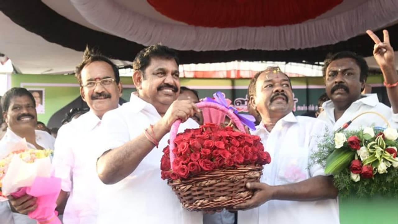 పన్నీర్ సెల్వానికి ఈసీ షాక్.. పళనిస్వామికే అన్నాడీఎంకే పగ్గాలు పన్నీర్ సెల్వానికి ఈసీ షాక్.. పళనిస్వామికే అన్నాడీఎంకే పగ్గాలు