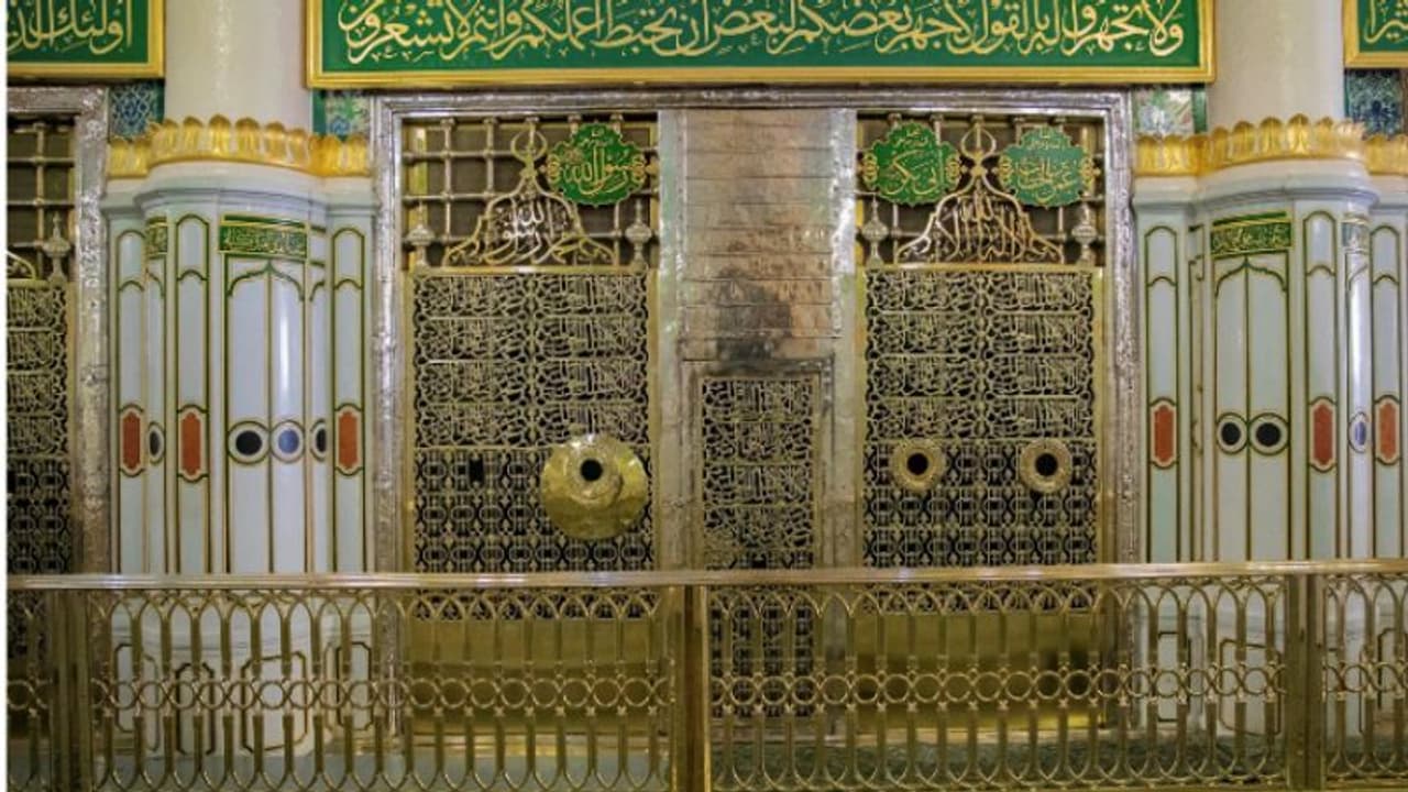 മദീനയില് നബിയുടെ ഖബറിടത്തിന് ചുറ്റും സ്വർണം പൂശിയ പുതിയ കൈവരി മദീനയില് നബിയുടെ ഖബറിടത്തിന് ചുറ്റും സ്വർണം പൂശിയ പുതിയ കൈവരി