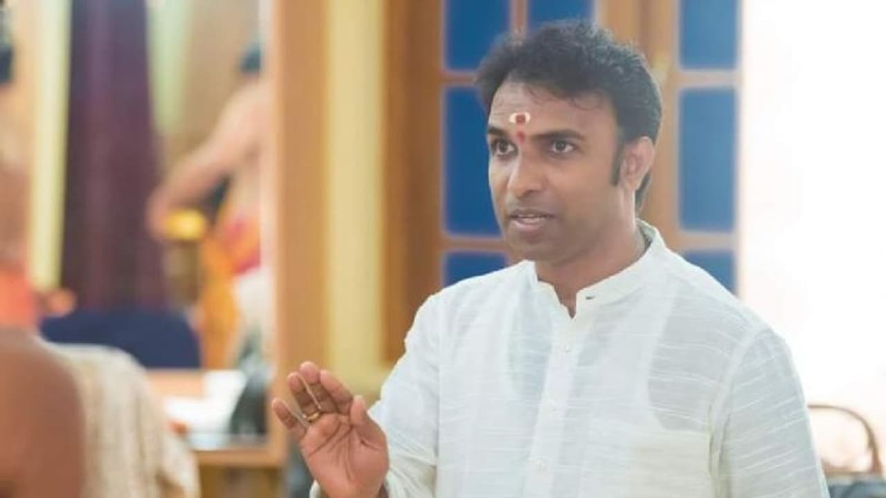 മുന് വിദ്യാര്ഥിനിയുടെ പീഡന പരാതി; ചെന്നൈ കലാക്ഷേത്രയിലെ മലയാളി അധ്യാപകന് അറസ്റ്റില് മുന് വിദ്യാര്ഥിനിയുടെ പീഡന പരാതി; ചെന്നൈ കലാക്ഷേത്രയിലെ മലയാളി അധ്യാപകന് അറസ്റ്റില്