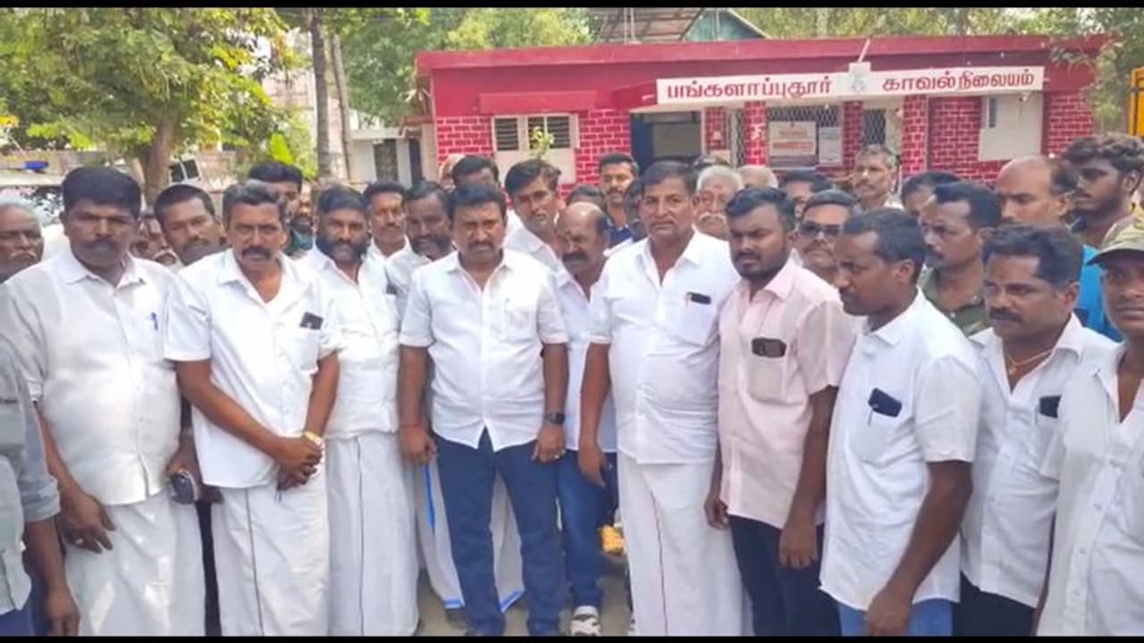 மாணவியின் கொலை வழக்கு தற்கொலை வழக்காக மாற்றம் குறிப்பிட்ட சமூகத்தினர் திரண்டதால் பரபரப்பு மாணவியின் கொலை வழக்கு தற்கொலை வழக்காக மாற்றம் குறிப்பிட்ட சமூகத்தினர் திரண்டதால் பரபரப்பு