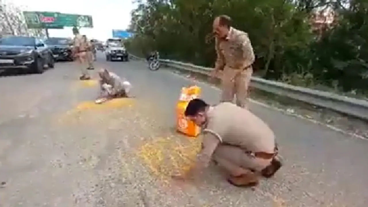 ರಸ್ತೆಯಲ್ಲಿ ಚೆಲ್ಲಿದ ಕಾಳು ಹೆಕ್ಕಲು ವೃದ್ಧನಿಗೆ ನೆರವಾದ ಪೊಲೀಸರು: ವಿಡಿಯೋ ವೈರಲ್ ರಸ್ತೆಯಲ್ಲಿ ಚೆಲ್ಲಿದ ಕಾಳು ಹೆಕ್ಕಲು ವೃದ್ಧನಿಗೆ ನೆರವಾದ ಪೊಲೀಸರು: ವಿಡಿಯೋ ವೈರಲ್