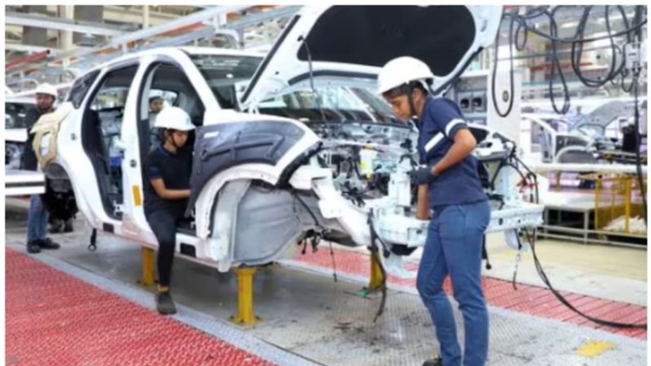 കാലം മാറി, കഥ മാറി; നാരികള് നാരികള് വാഹന പ്ലാന്റിന്റെ നാരായവേരുകള്! കാലം മാറി, കഥ മാറി; നാരികള് നാരികള് വാഹന പ്ലാന്റിന്റെ നാരായവേരുകള്!