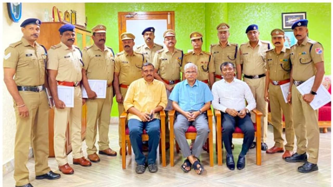 ഒരു വർഷത്തിനിടെ 500 കിലോയുടെ ലഹരിവേട്ട; പാലക്കാട് ആർപിഎഫ് ക്രൈം ഇന്റലിജൻസ് ഉദ്യോഗസ്ഥർക്ക് അനുമോദനം ഒരു വർഷത്തിനിടെ 500 കിലോയുടെ ലഹരിവേട്ട; പാലക്കാട് ആർപിഎഫ് ക്രൈം ഇന്റലിജൻസ് ഉദ്യോഗസ്ഥർക്ക് അനുമോദനം