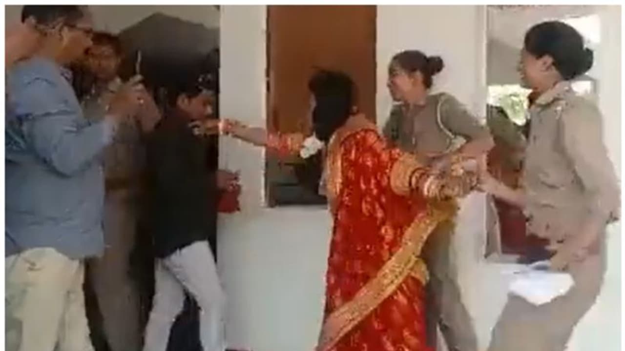 రెండు పెళ్లిళ్లు చేసుకుంటా... మ్యారేజ్ చేసుకున్న వెంటనే లవర్ను పెళ్లి చేసుకుంటానని వధువు డిమాండ్.. (వీడియో) రెండు పెళ్లిళ్లు చేసుకుంటా... మ్యారేజ్ చేసుకున్న వెంటనే లవర్ను పెళ్లి చేసుకుంటానని వధువు డిమాండ్.. (వీడియో)