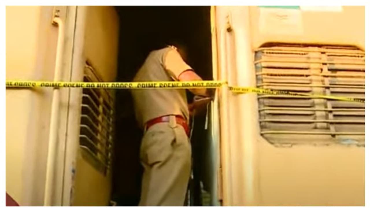 എലത്തൂർ ട്രെയിൻ ആക്രമണം; ബോഗികളിൽ ഫോറൻസിക് സംഘം പരിശോധന നടത്തുന്നു എലത്തൂർ ട്രെയിൻ ആക്രമണം; ബോഗികളിൽ ഫോറൻസിക് സംഘം പരിശോധന നടത്തുന്നു