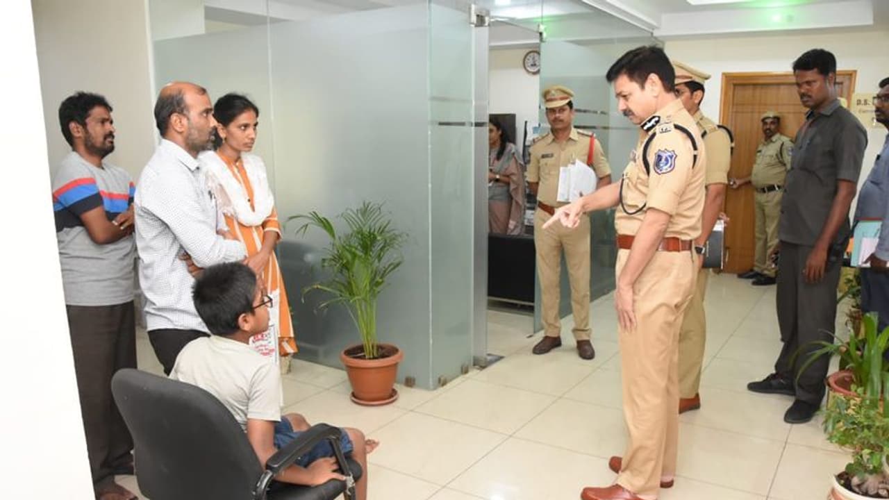 ఆరో తరగతి బాలుడి ఫిర్యాదును స్వయంగా స్వీకరించిన కమిషనర్ డీఎస్ చౌహాన్ ఆరో తరగతి బాలుడి ఫిర్యాదును స్వయంగా స్వీకరించిన కమిషనర్ డీఎస్ చౌహాన్