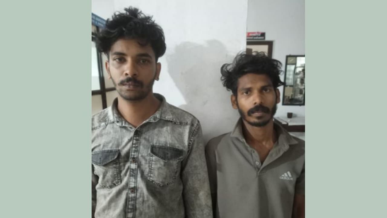 ആറ് കിലോ കഞ്ചാവുമായി ചേര്ത്തല കെഎസ്ആര്ടിസി സ്റ്റാൻഡിന് സമീപമെത്തി, യുവാക്കളെ പിടികൂടി എക്സൈസ് ആറ് കിലോ കഞ്ചാവുമായി ചേര്ത്തല കെഎസ്ആര്ടിസി സ്റ്റാൻഡിന് സമീപമെത്തി, യുവാക്കളെ പിടികൂടി എക്സൈസ്