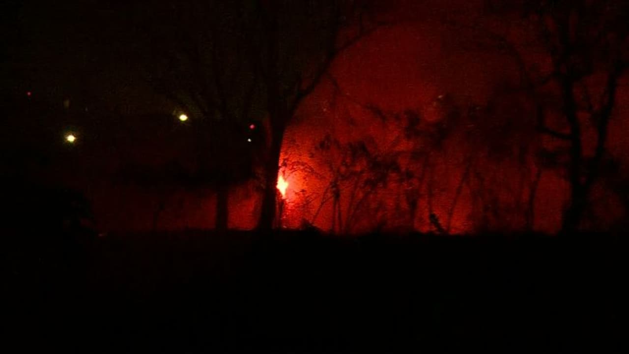 തേവരയിൽ ഒഴിഞ്ഞ പറമ്പിൽ തീപിടിത്തം, അണയ്ക്കാൻ ശ്രമം തുടരുന്നു തേവരയിൽ ഒഴിഞ്ഞ പറമ്പിൽ തീപിടിത്തം, അണയ്ക്കാൻ ശ്രമം തുടരുന്നു