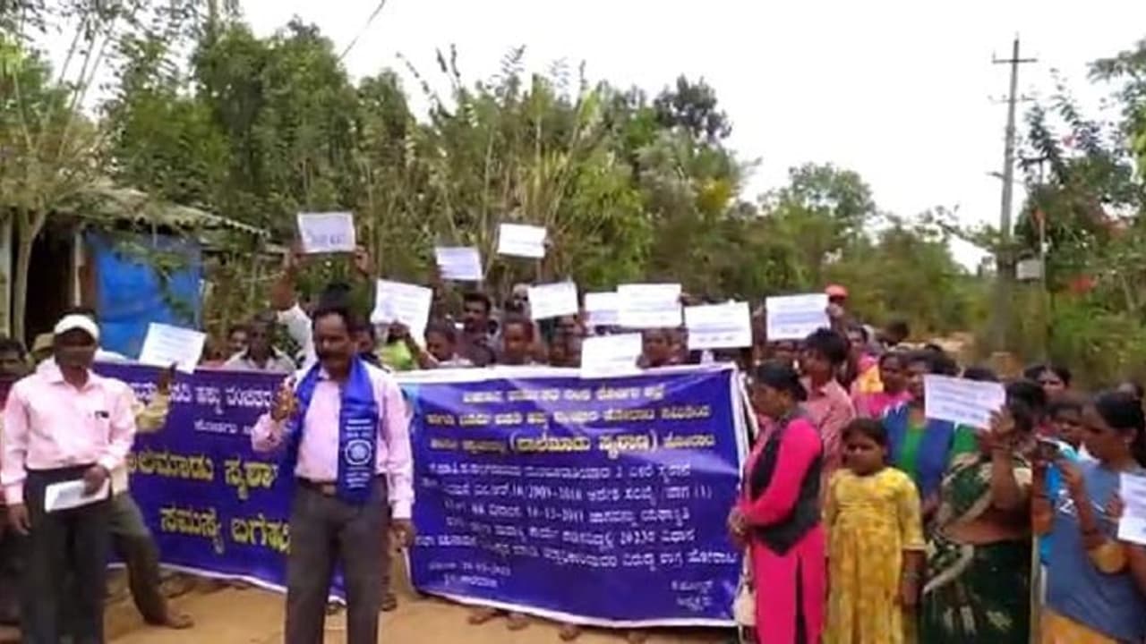 Kodagu: ಅತ್ಯಂತ ಕಡಿಮೆ ಅಳತೆಯ ನಿವೇಶನದ ಹಕ್ಕುಪತ್ರ ವಿತರಣೆಗೆ ಜನರ ಆಕ್ರೋಶ: ಅಹೋರಾತ್ರಿ ಪ್ರತಿಭಟನೆ Kodagu: ಅತ್ಯಂತ ಕಡಿಮೆ ಅಳತೆಯ ನಿವೇಶನದ ಹಕ್ಕುಪತ್ರ ವಿತರಣೆಗೆ ಜನರ ಆಕ್ರೋಶ: ಅಹೋರಾತ್ರಿ ಪ್ರತಿಭಟನೆ