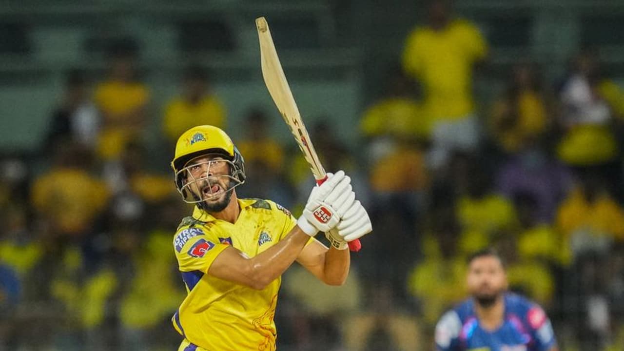 IPL 2023: ಚೆಪಾಕ್ನಲ್ಲಿ ಅಬ್ಬರಿಸಿದ ಚೆನ್ನೈ, ಸಿಕ್ಸರ್ ಮೂಲಕ ರಂಜಿಸಿದ ಧೋನಿ IPL 2023: ಚೆಪಾಕ್ನಲ್ಲಿ ಅಬ್ಬರಿಸಿದ ಚೆನ್ನೈ, ಸಿಕ್ಸರ್ ಮೂಲಕ ರಂಜಿಸಿದ ಧೋನಿ