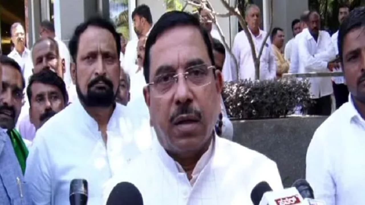 ಟಿಕೆಟ್ ವಿಚಾರದಲ್ಲಿ ಬಹಿರಂಗವಾಗಿ ಮಾತನಾಡದಂತೆ ಸವದಿ, ಕುಮಟಳ್ಳಿಗೆ ಸೂಚನೆ ನೀಡಿದ ಕೇಂದ್ರ ಸಚಿವ ಜೋಶಿ