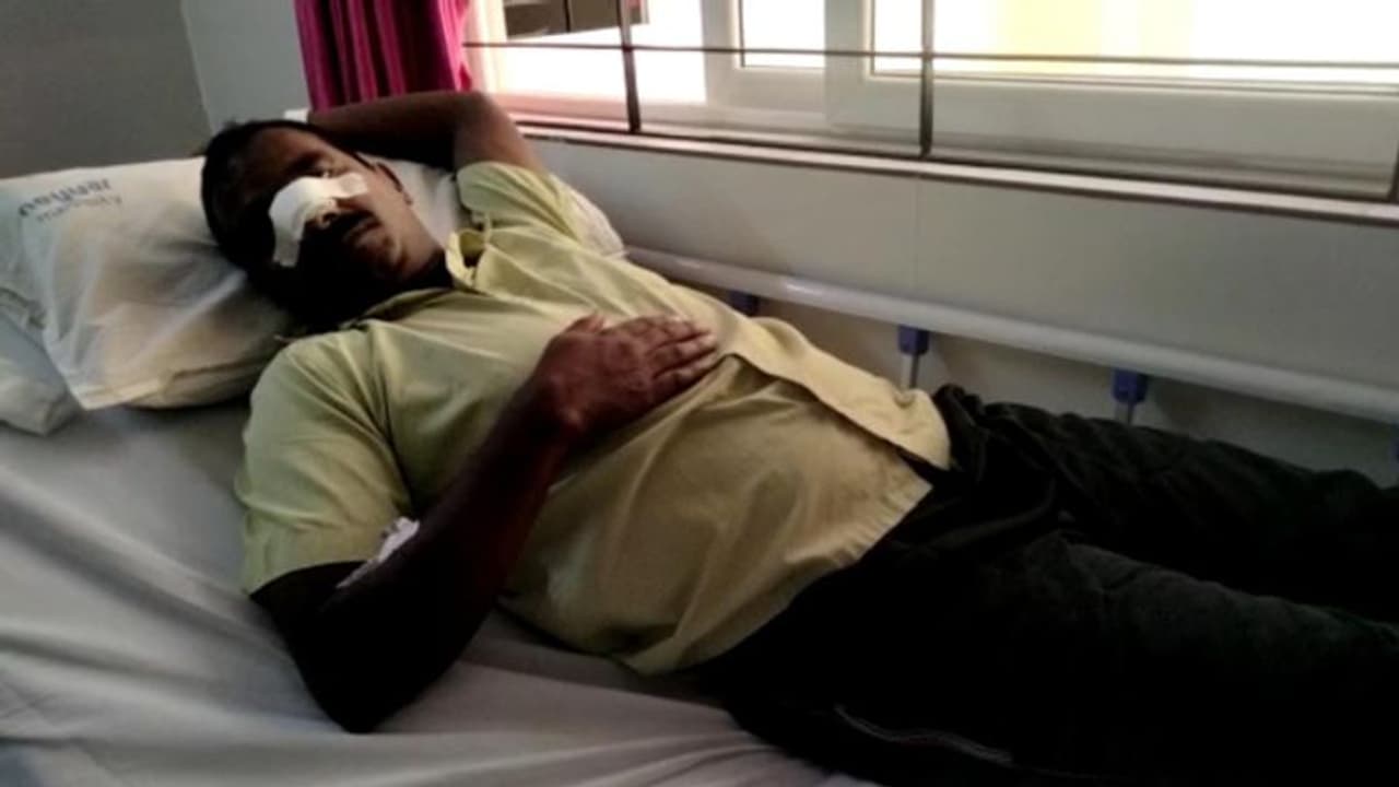 ഉത്സവത്തിനിടെ പൊലീസിന് നേരെ കല്ലേറ്, സിവിൽ പൊലീസ് ഓഫീസറുടെ മൂക്കിന്റെ പാലം തകർന്നു; അറസ്റ്റ്, വിവാദം ഉത്സവത്തിനിടെ പൊലീസിന് നേരെ കല്ലേറ്, സിവിൽ പൊലീസ് ഓഫീസറുടെ മൂക്കിന്റെ പാലം തകർന്നു; അറസ്റ്റ്, വിവാദം