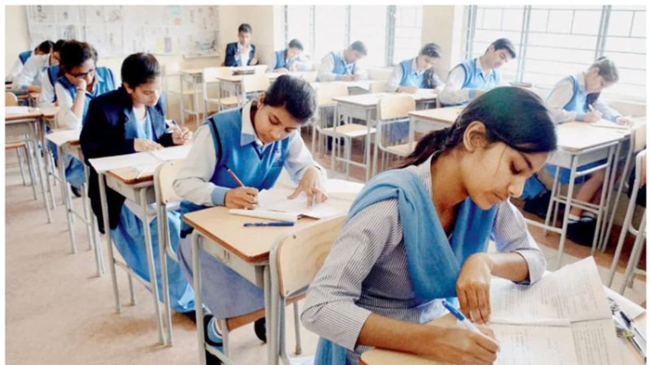 CBSE Class 10 Result: ಸಿಬಿಎಸ್‌ಇ 10ನೇ ತರಗತಿ ಫಲಿತಾಂಶ ಪ್ರಕಟ, ರಿಸಲ್ಟ್‌ಗಾಗಿ ಇಲ್ಲಿ ಚೆಕ್‌ ಮಾಡಿ!