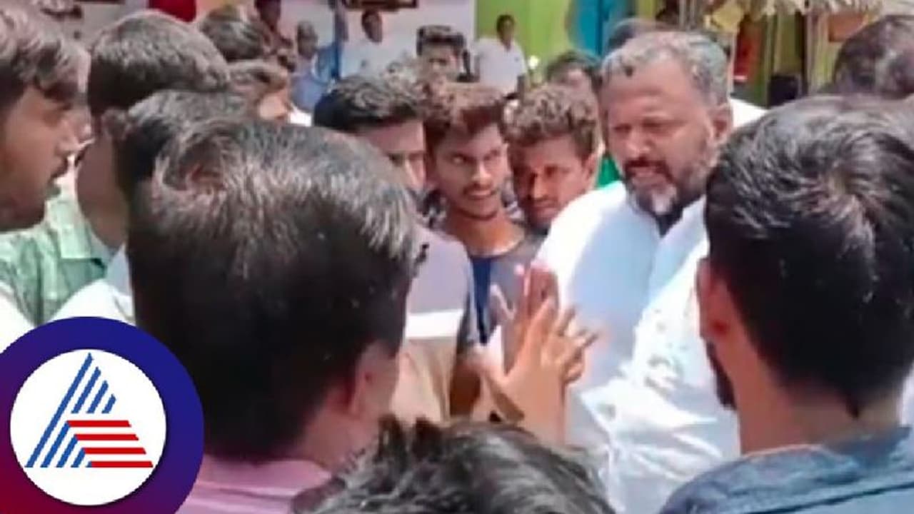 ಐದು ವರ್ಷದ ನಂತರ ನಮ್ಮ ಗ್ರಾಮ ನೆನಪಾಯ್ತಾ? ಶಾಸಕ ಹರ್ಷವರ್ಧನ್ ಬೆವರಿಳಿಸಿದ ಯುವಕರು! ಐದು ವರ್ಷದ ನಂತರ ನಮ್ಮ ಗ್ರಾಮ ನೆನಪಾಯ್ತಾ? ಶಾಸಕ ಹರ್ಷವರ್ಧನ್ ಬೆವರಿಳಿಸಿದ ಯುವಕರು!