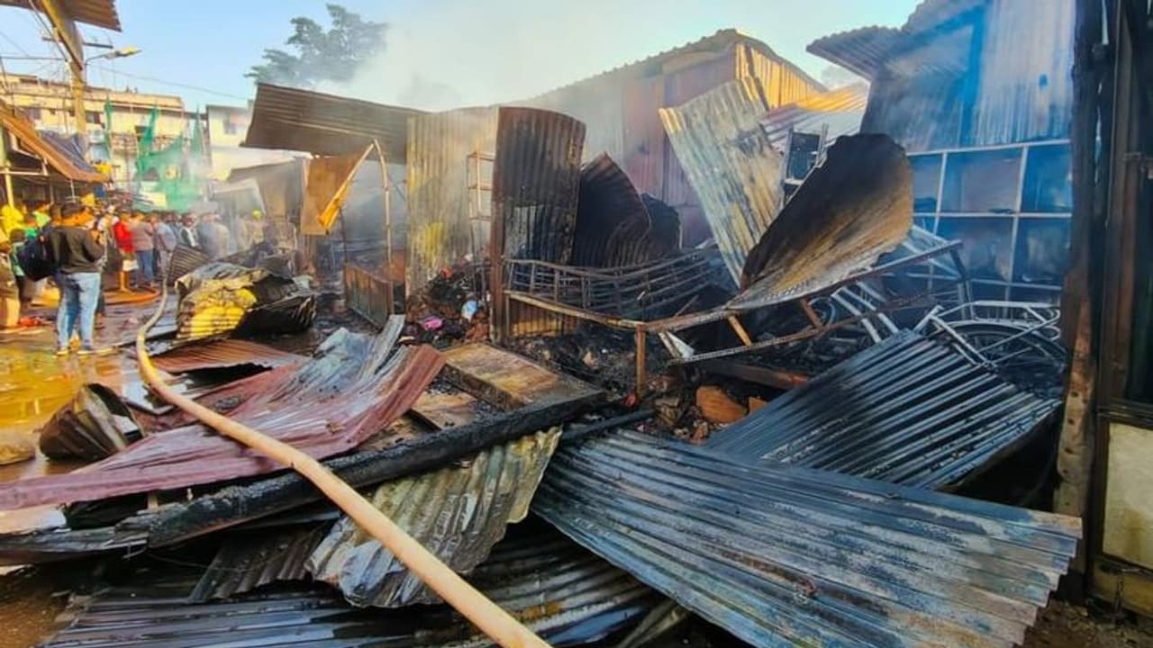 భారీ అగ్నిప్రమాదం.. 200 దుకాణాలు దగ్ధం భారీ అగ్నిప్రమాదం.. 200 దుకాణాలు దగ్ధం