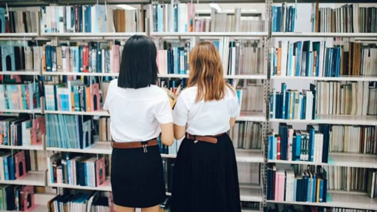 പെൺകുട്ടികൾ ചെറിയ പാവാട ധരിച്ചാൽ ആൺകുട്ടികളുടെ ശ്രദ്ധ മാറും; പരാമർശത്തിനെതിരെ വിദ്യാർത്ഥികളുടെ പ്രതിഷേധം പെൺകുട്ടികൾ ചെറിയ പാവാട ധരിച്ചാൽ ആൺകുട്ടികളുടെ ശ്രദ്ധ മാറും; പരാമർശത്തിനെതിരെ വിദ്യാർത്ഥികളുടെ പ്രതിഷേധം