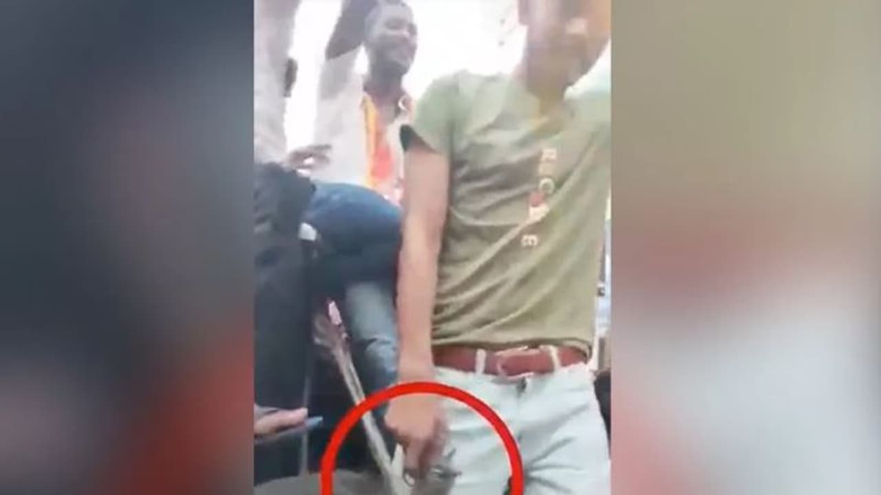 రామనవమి ఊరేగింపులో తుపాకీతో యువకుడి హల్చల్.. వీడియో వైరల్.. కట్ చేస్తే.. రామనవమి ఊరేగింపులో తుపాకీతో యువకుడి హల్చల్.. వీడియో వైరల్.. కట్ చేస్తే..